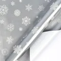 Edle silberne Weihnachts-Geschenkpapierrolle mit filigranen weißen Schneeflockenmustern - Silberne Schneeflocke / 43cm Breite x 3m