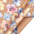 Vintage Kraft-Geschenkpapier mit bunten Aquarell-Blumenmustern im Rollenformat für Pakete. - Zartes Blumendesign