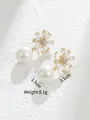 Elegante goudkleurige bloemenoorbellen met witte parels en glanzende zirkonia's. - 14K Goud