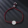 Κομψό βραχιόλι με κόκκινο κορδόνι, κύκλο από ζιργκόν και ρυθμιζόμενο κλείσιμο. - Στυλ Στρογγυλό Pavé (SL218-6)