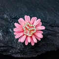 Detailed close-up of an elegant pink daisy brooch featuring a sparkling rhinestone center motif - Daisy Style / Light Pink