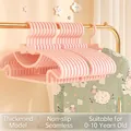 Noordse roze antislip kledinghangers voor kinderen, dikker ontwerp voor 0-10 jaar - Stapelbaar/Antislip/Verdikt / Set van 20 Stuks / Noords Roze