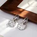 Elegantes pendientes de aro de plata S925 con colgantes redondos de textura brillante - Plata 925 / Oro blanco