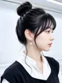 Eleganti orecchini a perla indossati da una modella che mostra un'estetica minimalista. - Argento 925 / Perla da 10mm / Oro Bianco (Perla 10mm)