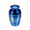 Blauer metallischer Urnenbehälter mit 'I carry You with me' Gedenkgravur - Saphirblau