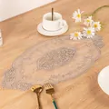 Vista detallada de un elegante tapete de encaje bordado beige sobre madera. - 29*50cm / Camel