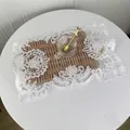 Elegante tovaglietta in pizzo bianco con ricamo floreale su tavolo con servizio da tè - 30x43cm / Bianco