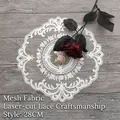 Detail des runden weißen Spitzendeckchens mit Blumenstickerei und Laserausschnitten - 28cm (Rund) / Weiß