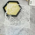 Detailopname van een wit placemat met elegant Europees mesh borduurwerk en bloemmotieven - Bloemstijl / 33cm / Wit
