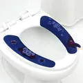 Blauer Cartoon-Toilettensitzbezug mit bequemem Griff und Glücksschrift-Stickerei - Marineblauer Affe