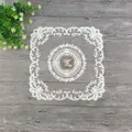 Detailaufnahme eines weißen quadratischen Spitzentischsets mit eleganter Blumenstickerei - 30CM Quadratisch (Weiße Bunte Blume)