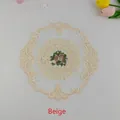 Detailansicht der aufwendigen Blumenstickerei auf einem 28 cm beigen Tischset aus Spitze - 28cm (Rund) / Beige