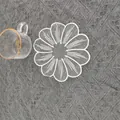 Detailansicht eines weißen kreisförmigen floralen bestickten Spitzenuntersetzers - 16*16cm / Weiß