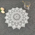 Dettaglio di una tovaglietta in pizzo ricamato francese bianco vintage con motivo mandala - 29x29cm / Bianco