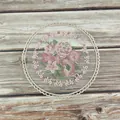Primer plano detallado de un posavasos de encaje vintage con bordado floral rosa. - 27cm / Camel