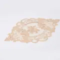 Vue détaillée d'une pièce de dentelle florale brodée beige pour la décoration - 24*38CM / Chameau