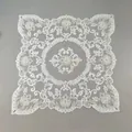 Primo piano dettagliato di un napperon in pizzo bianco con ricamo floreale complesso - 40x40cm Quadrato / Ricamo Fiocco di Neve (Bianco)