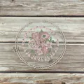 Vista detallada del bordado floral en un mantel individual de encaje francés vintage - 27cm / Rosa empolvado