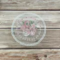Primer plano exquisito de un posavasos de encaje francés con bordado floral rosa - 27cm / Blanco