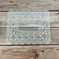 Macro detail van een elegante witte opengewerkte kanten placemat met rozenmotieven - Rechthoekige 39x31 Stijl