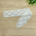 Detailansicht der französischen weißen Haarband aus Spitze mit zartem Blumenstickerei - Modell 1 Diamant Stil / Beige