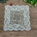Élégant set de table en dentelle blanche brodée avec motifs floraux sur table en bois - 29cm / Rose