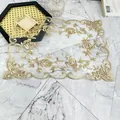Detailopname van een gouden geborduurde kanten placemat met een fijne mesh-structuur - Roos Stijl / 30*42cm / Wit