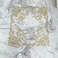 Close-up van een goudkleurige geborduurde mesh kant placemat met bloemenpatronen - Sneeuwvlok Stijl / 33cm / Wit