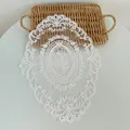 Gedetailleerd borduurwerk op een witte vintage kant placemat met bloemen - 31*42cm / Puur wit