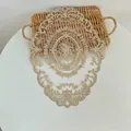 Gedetailleerd overzicht van een beige ovale kanten placemat met bloemborduurwerk - 31*42cm / Puur Camel