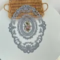 Detailweergave van ovale kanten placemat met vintage bloemenborduurwerk en schulpranden - 31*42cm / Grijs