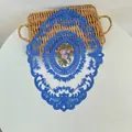 Detail van een blauwe vintage geborduurde kant placemat met fijne schulpranden - 31*42cm / Indigoblauw