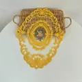 Gedetailleerd overzicht van geel geborduurde kant placemat met bloemmotief op rieten dienblad - 31*42cm / Goudgeel