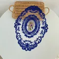 Detailweergave van een elegante blauwe geborduurde kanten onderlegger met bloemmotief - 31*42cm / Saffierblauw