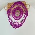 Gedetailleerd overzicht van paars geborduurde kanten placemat met een elegant bloemmotief - 31*42cm / Rozerood