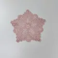 Aufwendiger rosa bestickter Blumen-Untersetzer mit filigranen Spitzen-Details zur Deko - 15cm / Rosa