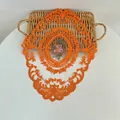 Detailweergave van een oranje geborduurde kanten placemat op een rijk gevlochten dienblad - 31*42cm / Oranje