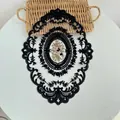 Detail van een vintage zwart kant placemat met elegant bloemmotief en verfijnde borduring - 31*42cm / Zwart