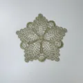 Aufwendiger goldener Stickerei-Spitzenflicken, dekorativer Untersetzer und Kleidungszubehör - 15cm / Space-dyed Goldgelber Faden