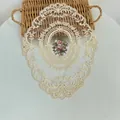 Gedetailleerde close-up van een elegante beige kanten placemat met geborduurde bloemen - 31*42cm / Beige (Abrikoos)