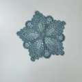Eleganter blauer bestickter Spitzenblumen-Aufnäher für Untersetzer oder Kleidung - 15cm / Metallisches Pfauengrün