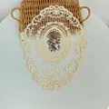 Gedetailleerd overzicht van een vintage kanten placemat met bloemborduursel - 31*42cm / Beige