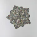 Aufwendiger mehrfarbiger bestickter Blumen-Untersetzer aus Spitze für den Tisch. - 15cm / Space-dyed Rot & Grün