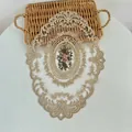 Gedetailleerd overzicht van bloemenborduurwerk op vintage kant placemat loper. - 31*42cm / camel