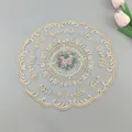 Detailaufnahme eines eleganten französischen Deckchens mit floraler Stickerei auf grauem Grund - Duo 7 camel 31cm