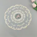 Detaillierte Makroansicht eines eleganten runden französischen Spitzen-Deckchens - 31cm (Rund) / Beige