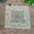 Napperon vintage en dentelle brodée européenne avec motif floral sur fond de bois - 29cm / Chameau