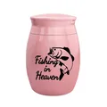 Detailansicht der rosa Mini-Urne mit 'Fishing in Heaven' Aufdruck und Barsch-Motiv. - Angeln im Himmel Muster / Rosa