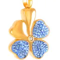 Primo piano di un ciondolo a quadrifoglio in acciaio dorato con cristalli azzurri - Oro-Blu