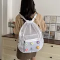 Mochila blanca de malla con cordón y decoraciones de flores de punto coloridas - Estilo Floral de Ganchillo Calado (722.26518) / Blanco